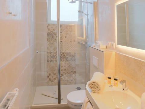 Superior Double Room | Bathroom | Shower, rainfall showerhead, free toiletries, hair dryer