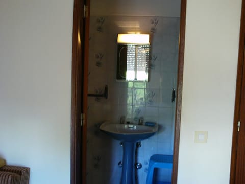 Basic Double Room | Bathroom | Shower, free toiletries, hair dryer, bidet