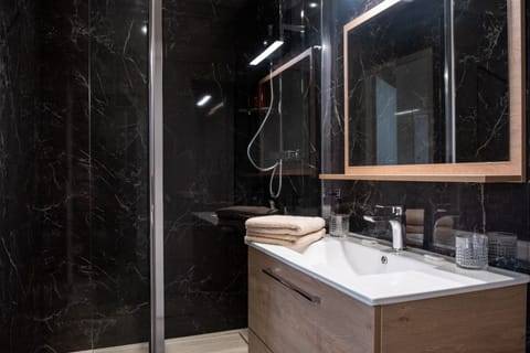 Suite Le Vendome | Bathroom | Shower, free toiletries, hair dryer, towels