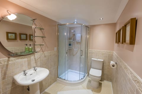 Family Room | Bathroom | Shower, hair dryer, towels