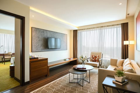 Executive Suite, 1 King Bed, Non Smoking | Living area | 40-inch LED TV with cable channels, TV, pay movies