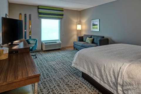 Room, 1 King Bed, Accessible (Hearing) | Premium bedding, in-room safe, desk, laptop workspace