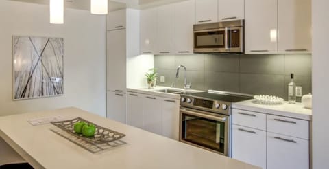 Premium bedding, down comforters, in-room safe, individually decorated