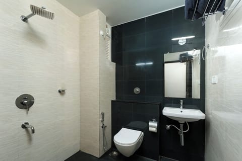 Deluxe Room | Bathroom | Shower, free toiletries, towels