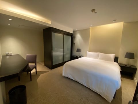 Executive Room, 2 Bedrooms | Minibar, in-room safe, blackout drapes, soundproofing