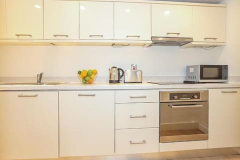 Family Apartment, 2 Bedrooms, Non Smoking, Kitchen | Private kitchen | Fridge, microwave, oven, stovetop