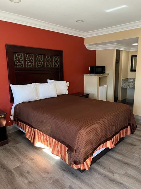 Queen Room | Desk, blackout drapes, free WiFi, bed sheets