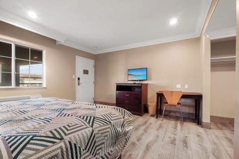 Queen Room - Disability Access/Non-Smoking | Desk, blackout drapes, free WiFi, bed sheets