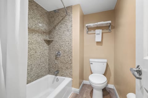 Combined shower/tub, hair dryer, towels
