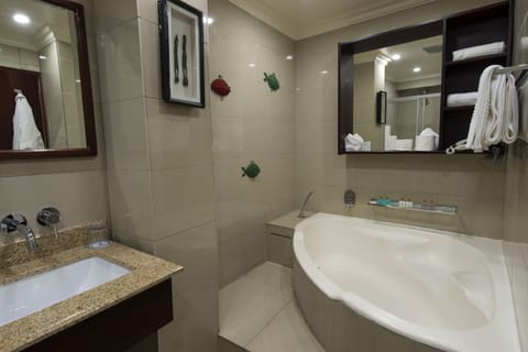 Separate tub and shower, deep soaking tub, free toiletries, hair dryer