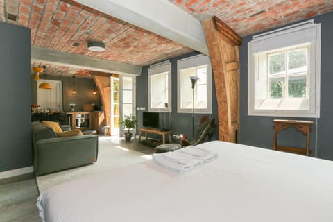 Design Studio, 1 King Bed, Terrace, Garden View | Premium bedding, desk, iron/ironing board, free cribs/infant beds