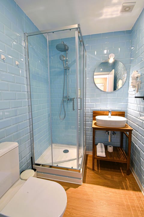 Deluxe Suite, River View | Bathroom | Shower, free toiletries, hair dryer, towels