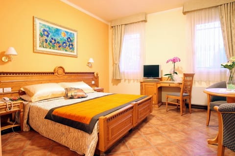 Frette Italian sheets, premium bedding, down comforters, minibar