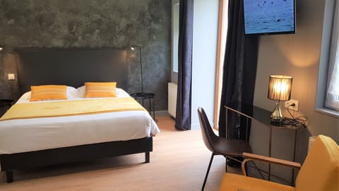 Triple Room | Premium bedding, desk, iron/ironing board, free WiFi