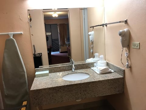 Combined shower/tub, free toiletries, hair dryer, towels