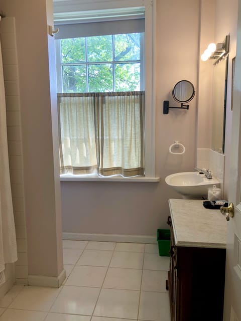 Room 6 | Bathroom | Free toiletries, hair dryer, towels, soap