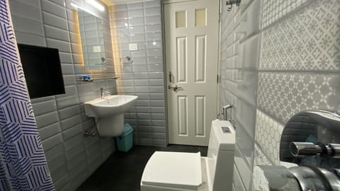 Standard Double Room, Partial Sea View | Bathroom | Shower, free toiletries, hair dryer, bidet