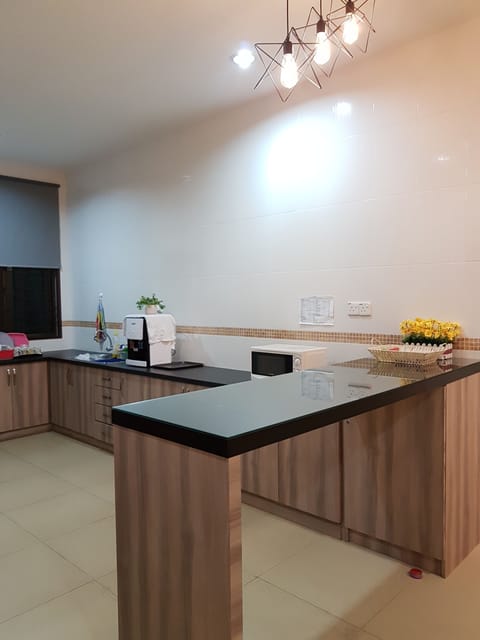 7-Bedroom Melaka Homely House | Private kitchen | Full-size fridge, microwave, electric kettle, cookware/dishes/utensils