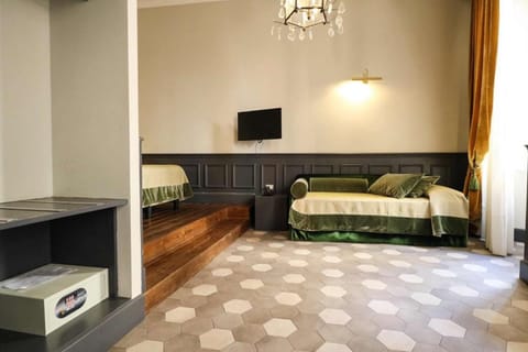 Family Room | In-room safe, desk, blackout drapes, soundproofing