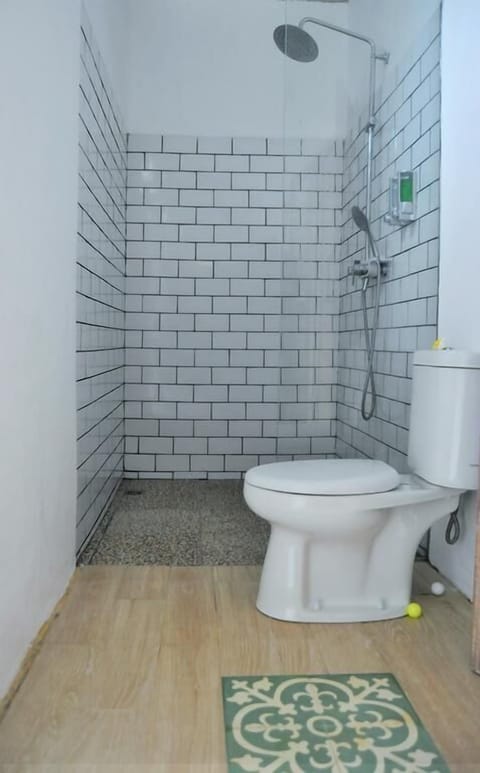 Bungalow Depan King | Bathroom | Shower, free toiletries, hair dryer, towels