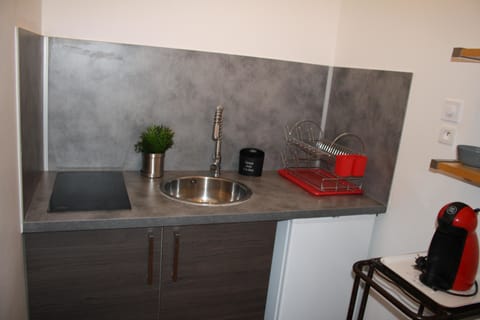 Studio (Tissot) | Private kitchenette | Fridge, microwave, oven, stovetop