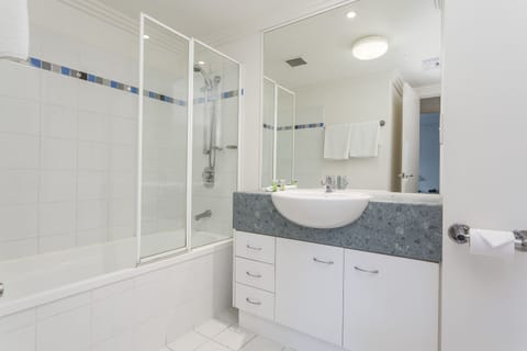 2 Bedroom 2 Bathroom (2 x Queen Beds) (Aircon in bedrooms) | Bathroom | Shower, free toiletries, hair dryer, towels