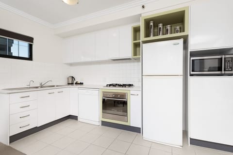 Apartment, 2 Bedrooms (1 bathroom) | Private kitchen | Fridge, microwave, oven, stovetop