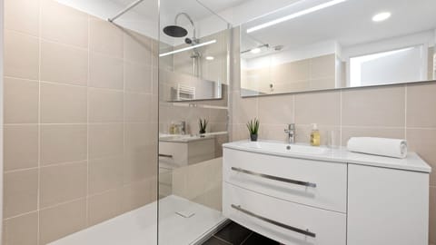 Deluxe Apartment | Bathroom | Free toiletries, hair dryer, towels, soap