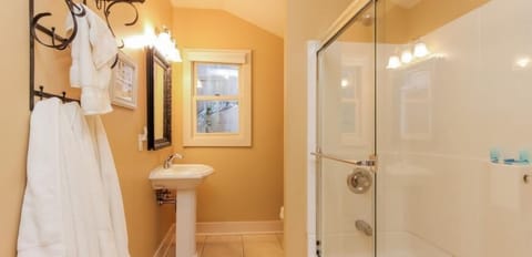 Deluxe Cottage, 3 Bedrooms, Hot Tub | Bathroom | Shower, hair dryer, towels