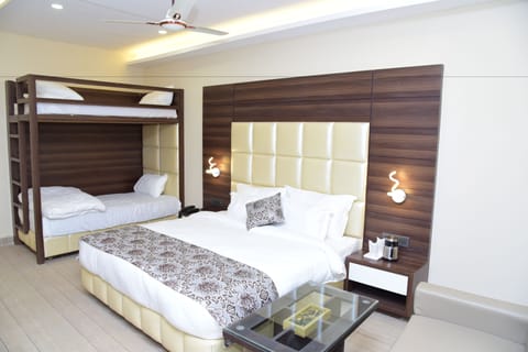 Superior Double or Twin Room | Minibar, desk, iron/ironing board, rollaway beds