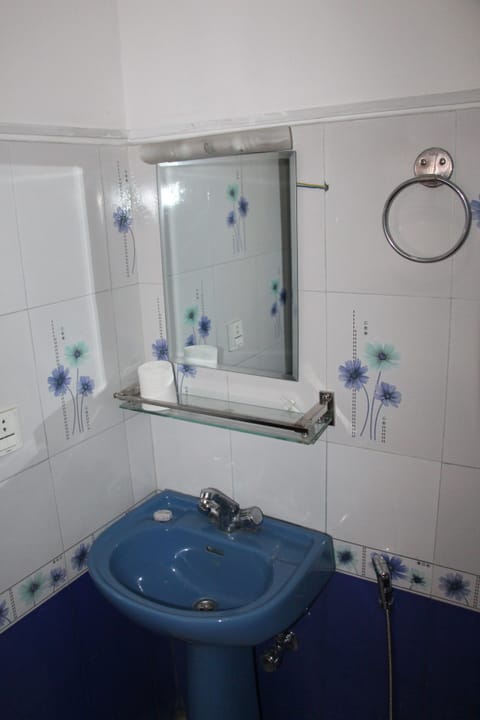 Deluxe Double Room, 1 Queen Bed, Bathtub, Valley View | Bathroom | Shower, free toiletries, hair dryer, slippers