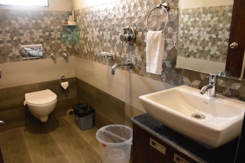 Executive Room, 1 Bedroom, Accessible, City View | Bathroom | Shower, free toiletries, towels