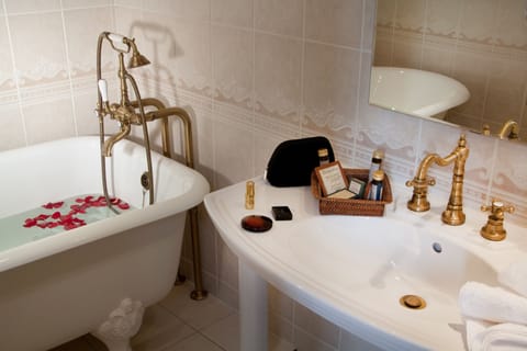 Comfort Double Room (Double Confort) | Bathroom | Free toiletries, hair dryer, bathrobes, slippers