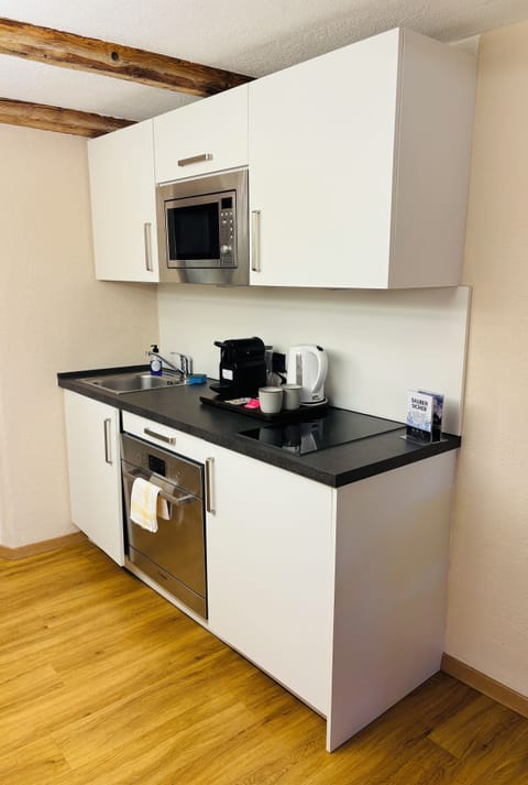 Design Studio, 1 King Bed, Non Smoking | Private kitchen | Fridge, stovetop, coffee/tea maker, electric kettle