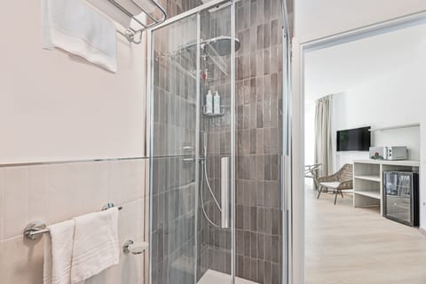 Panoramic Suite | Minibar, in-room safe, desk, free WiFi