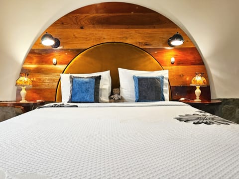 Premier Apartment, 1 Queen Bed, Accessible, Courtyard View | Egyptian cotton sheets, premium bedding, pillowtop beds, minibar