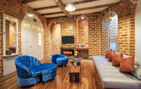 Design Loft, 1 Bedroom, Fireplace, Courtyard View | Living area | Flat-screen TV, Netflix, streaming services
