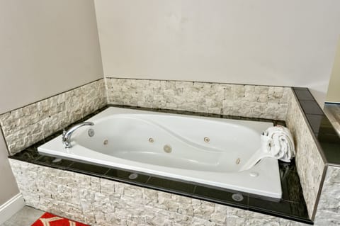 Superior Suite, 1 King Bed, Non Smoking | Jetted tub