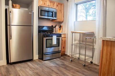 Room 2 | Private kitchen | Fridge, microwave, coffee/tea maker, toaster