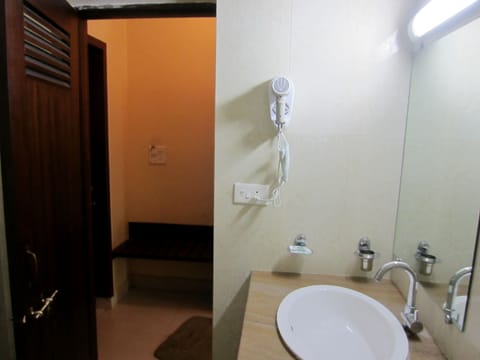 Standard Twin Room | Bathroom | Shower, rainfall showerhead, free toiletries, towels