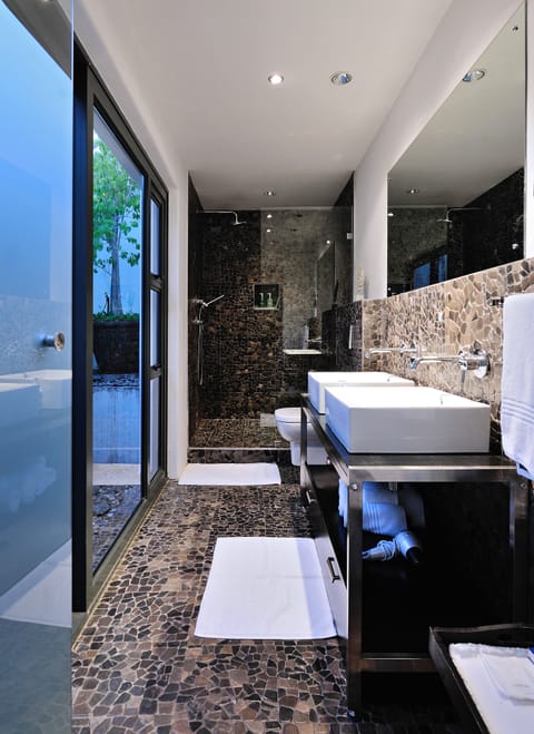 Deluxe Double Room (ART "Patio" XL 5) | Bathroom | Shower, rainfall showerhead, designer toiletries, hair dryer