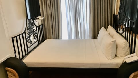 Room, 1 Queen Bed | Desk, blackout drapes, free WiFi, bed sheets