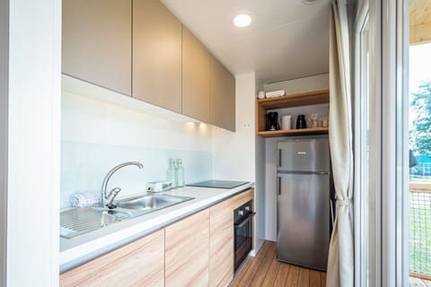 Luxury Cabin | Private kitchen | Fridge, oven, stovetop, electric kettle