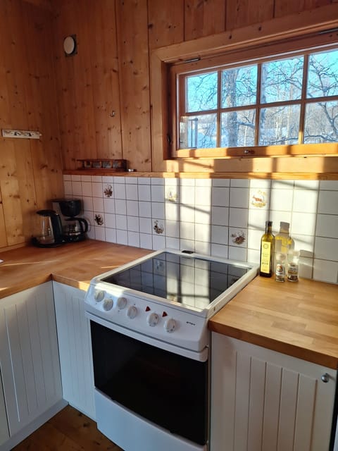 Cottage, 3 Bedrooms | Private kitchen | Fridge, stovetop, coffee/tea maker, electric kettle