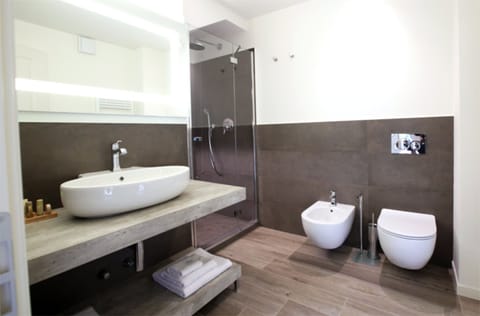 Apartment, Garden View | Bathroom | Shower, free toiletries, hair dryer, bidet