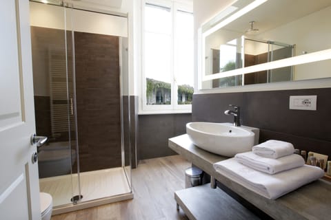 Junior Double Room | Bathroom | Shower, free toiletries, hair dryer, bidet