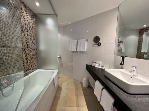 Superior Room | Bathroom | Eco-friendly toiletries, hair dryer, towels