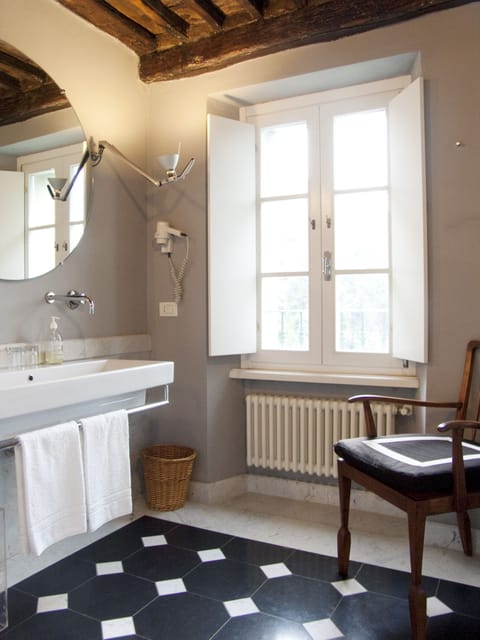 Superior Room | Bathroom | Free toiletries, slippers, bidet, towels