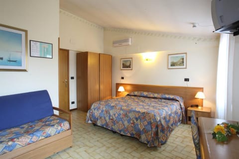 Triple Room | In-room safe, desk, free WiFi