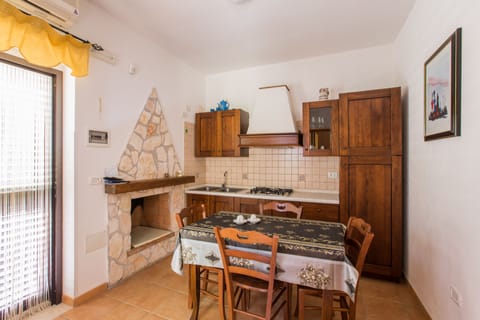 Apartment, 2 Bedrooms (rustico) | Private kitchen | Full-size fridge, stovetop, cookware/dishes/utensils